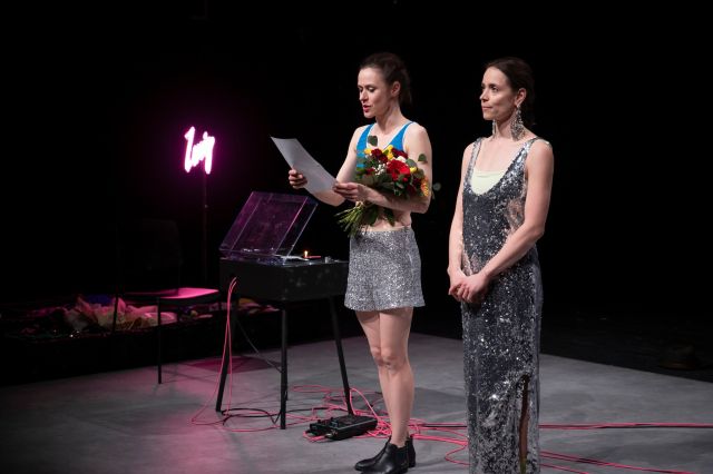 Z hostování slovenského uskupení Slzy Janka Borodáča s inscenací Oucast, která u nás uzavřela sérii hostování Nejistý obzor slovenské kultury. Děkujeme všem, co přišli podpořit otevřenou slovenskou kulturu! 🧡

📷 @martin.planka