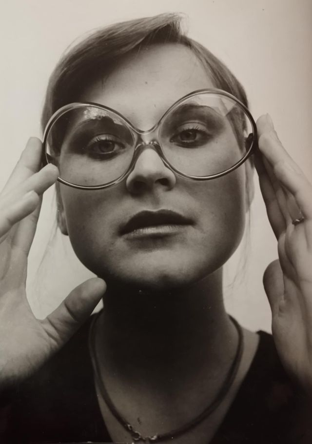 Poznali byste na fotkách naši Simonu? 🧡 Tato naše legendární herečka již tuto sobotu provede svým životem a kariérou v komponovaném večeru Hommage à Simona Peková! 

Jak ji z podzemí Alfa pasáže vykopali jako trilobita do filmu Přišla v noci, který jí vynesl Českého lva? S kým se setkala na filmovém festivalu v Cannes? Jak vzpomíná na natáčení slavné scény v obchodě z filmu Dědictví? 

Zveme všechny Simoniny příznivce! 🎫 Vstupenky jsou dostupné online –⁠⁠⁠⁠⁠⁠ bit.ly/hommage-a-simona –⁠⁠⁠⁠⁠⁠ i fyzicky na pokladně divadla.
