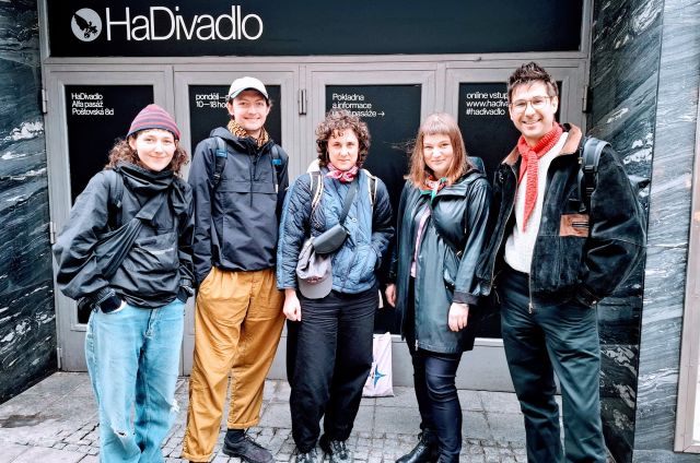 HaDivadlo v Sezoně 50: Obzory přechází z období desetiletého uměleckého vedení Ivana Buraje pod umělecké vedení Jany Vaverkové, Jana Doležela a Justiny Grecové. Jako intendantka zůstává Anna Stránská.

Sezona 51: Kolektiv je už naplno v přípravách! 🌿 Připomínáme uměleckou koncepci nového vedení – Kolektiv v dialogu: bit.ly/kolektiv-v-dialogu

V koncepci zaznívají mimo jiné i slova Josefa Kovalčuka: „Šlo o hledání nových možností komunikace divadelního tvaru s divákem tak, aby se divadelní komunikace stala více záležitostí emocionální proti převažujícímu racionálnímu a intelektuálnímu způsobu vnímání.” Josef Kovalčuk o vzniku inscenace Bylo jich 5 a půl