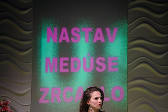 „Vaše cesta za láskou začíná…“ Premiéra Agónie (antické reality show) v režii Alexandry Bolfové již tento čtvrtek!!!! 💥 Autorská inscenace o identitě současné ženy, v níž se tragédie mění na reality show. 

První reprízy nás čekají o víkendu. 🟠 hadivadlo.cz/agonie

📷 @dag_markl