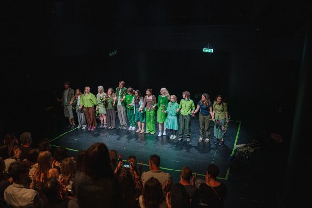 Máme radost z úspěšných nedělních premiér dvou skupin našich Divadelních tříd CED!!!! 🧡 Dvě autorské inscenace – Všechny cesty vedou do úschovny zavazadel a Never ending, sorry – se odehrály před plným hledištěm. Děkujeme za přízeň a gratulujeme mladým divadelníkům!

📷 @dag_markl