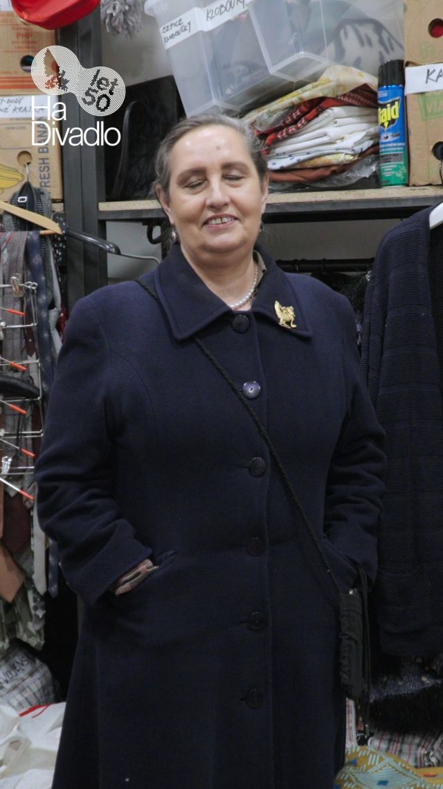 Kateřina Kumhalová –⁠⁠⁠⁠⁠⁠ dlouhodobá členka HaDivadla působí jako garderobiérka a kostýmní výtvarnice, ale také jako příležitostná herečka. 🌿 Jak ze své pozice reflektuje proměny, kterými HaDivadlo v posledních dekádách prošlo? Rozhovor vznikl při příležitosti výroční 50. sezony divadla jako součást uchovávání živé divadelní paměti.

Celý rozhovor najdete na našem YouTube kanálu.

Za spolupráci na paměťových videích děkujeme Ireně Iškievové a Radovanu Kramářovi.
