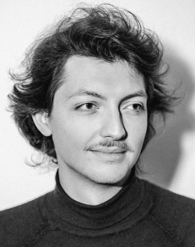 Představujeme nové umělecké vedení HaDivadla!! 💥

Jan Doležel

Narodil se 20. července 1998. Vyrůstal v Moravském krase. Po maturitě z knihovnictví absolvoval Katedru divadelních studií FF MUNI. Následně pokračoval ve studiu činoherní režie na DF JAMU. Formovalo ho amatérské uskupení Divadlo Kolárka Blansko, kde propadnul a poprvé inscenoval texty Elfriede Jelinek. Během studia na JAMU svoji fascinaci německojazyčným prostorem rozšířil o autorské a kolektivní principy tvorby. V divadle ho baví spojení textu a nonverbálních obrazů.

💥 Co tě napadne jako první, když se řekne HaDivadlo?

Hloubka, umanutost, pospolitost a vyhraněnost.

💥 V čem vidíš rozdíl HaDivadla oproti jiným divadlům?

Vždycky se snažilo podnikat dobrodružné výpravy, aby zjistilo, že mu třeba i něco opravdu nejde. Dokáže ukázat i vlastní limity, v tom je jeho síla.

💥 Jaký máš první zážitek s HaDivadlem spojený?

První dechberoucí zážitek byla autorská inscenace Petry Tejnorové Sen noci svatojánské. Sexualizované peklo na zemi bylo pro teenagera naprosto fascinující. 

💥 Která inscenace z minulosti HaDivadla tě opravdu silně oslovila?

Macocha, Eyolf a Pitínského nepřekonatelná ‘68.

💥 A nyní to hlavní – jak vidíš budoucnost HaDivadla?

Žít bez průšvihů znamená žít bez pravdy, jak říká můj oblíbený filozof Ladislav Hejdánek.

📷 @dag_markl